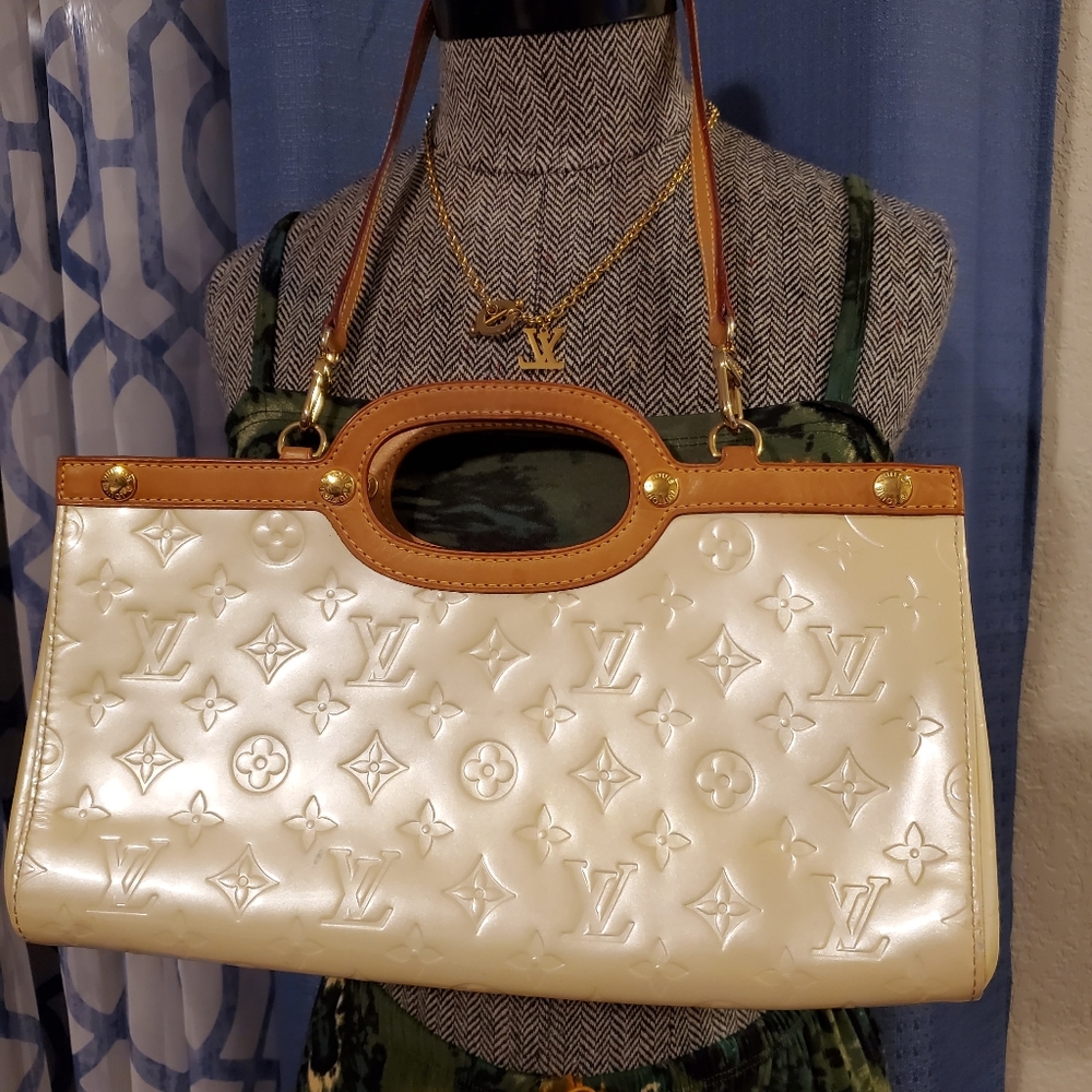 Louis Vuitton Perle Vernis Boxbury Drive Handbag.